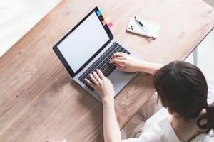 「テレワークはサボりやすい」という調査結果　どう思う？サボりの中身は「SNS、家事、寝る」