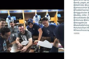 「何見てるのかな？」笑顔でスマホのぞく大谷翔平を激写　チームメイトとの写真に「雰囲気いいですね」