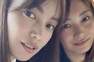 「3人ともとってもお綺麗」44歳エビちゃん＆双子の妹＆母3ショットに反響　「目元がそっくり」「綺麗すぎる」