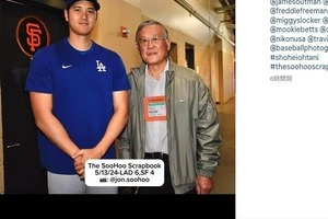 大谷翔平、日本人初メジャーのレジェンドと2ショット　「かしこまってる」大谷、専属カメラマンが撮影