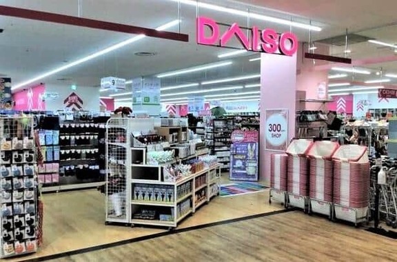 ダイソーの広々とした店舗（千葉県八千代市、編集部撮影）