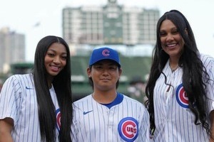 「顔引きつってて、かわいい」今永昇太、女子バスケ選手と記念撮影　緊張してる？構図は「完全に捕われてる」