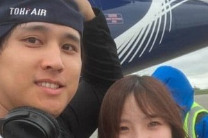 大谷似翔平、隣に寄り添う女性は誰？「妻ならぬ...」　ネット驚く「似過ぎてる」「マジでちょっとドキッとする」