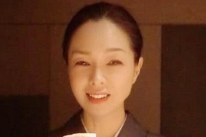 川原亜矢子（53）、愛犬との散歩姿も美しい...　ノースリーブのニットワンピが「お似合いです」