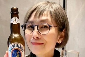 「うつむき加減がお父さんそっくり」「真田広之さんかと」　手塚理美、イケメン俳優・次男とランチへ