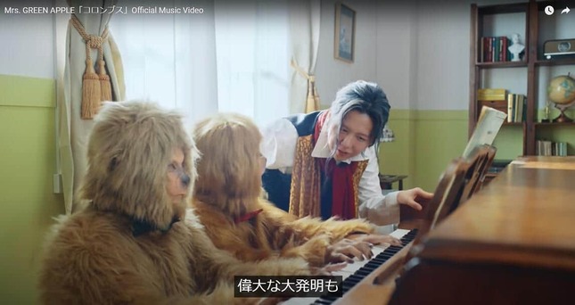 ピアノを教えるシーン（新曲「コロンブス」のMVから）