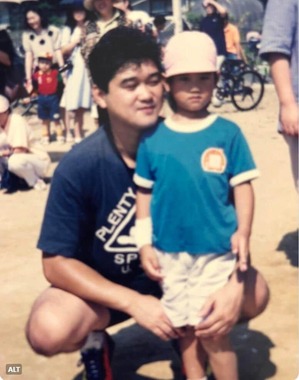 幼少期の大谷選手と父・徹さん（MLB公式Xより）