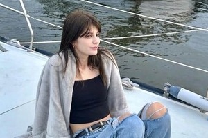 マギー「大胆ビキニ」で魅了　初の「W大阪」、ベッドでくつろぐ姿に「女神かよ」