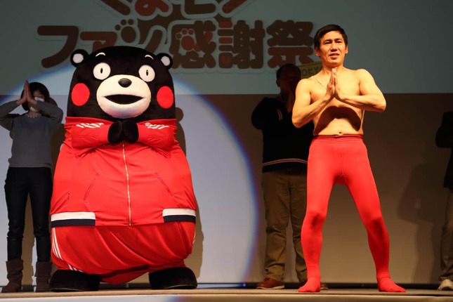 エスパー伊東さんは、くまモンと共演していた（2015年撮影）