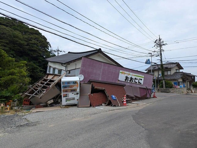 珠洲市大谷地区では、多くの建物が倒壊したままに