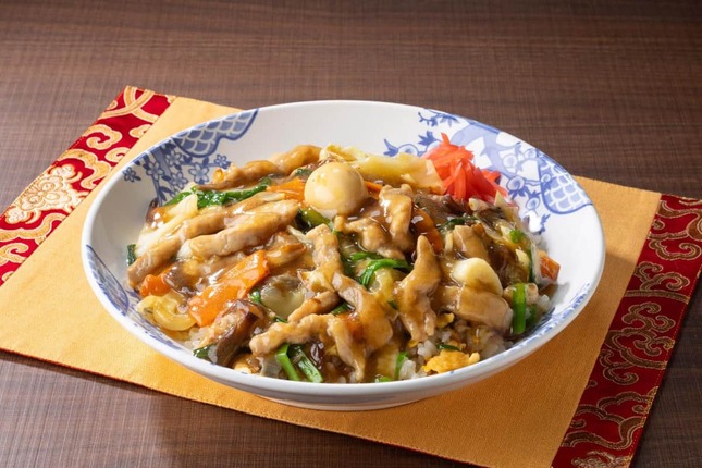 たっぷり豚肉と野菜の旨味あんかけチャーハン（プレスリリースより）