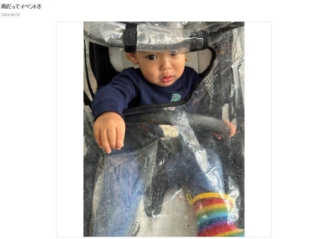 レインカバー付きのベビーカー。絵莉さんのブログより