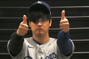 「前髪かわいいw」サムズアップする大谷翔平の表情に反響　「ブラックジャックみたい」「ポーズの表情よw」