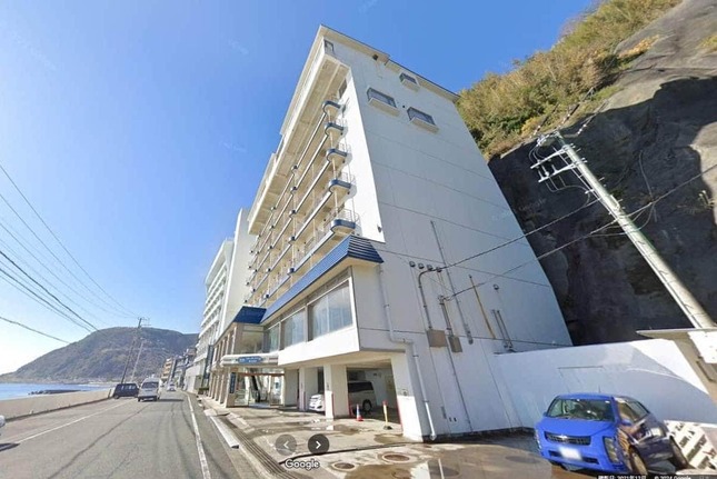 2024年1月末に閉館したホテル「熱川温泉ブルーオーシャン」。閉館後もXでは発信を続けている（写真はGoogleストリートビューから）