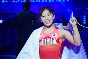 「お姉さん系の服装が似合いますね！」　女子レスリング「世界女王」須崎優衣、セレブ風コーデでケーキ楽しむ