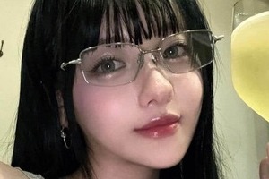 下着姿で大胆「タトゥー」、くわえタバコ　人気モデル・インフルエンサーの衝撃写真