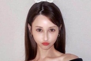 ダレノガレ明美、34歳の誕生日　肩出しドレス＆美しいデコルテ見せ...「ティアラは加工で追加して」
