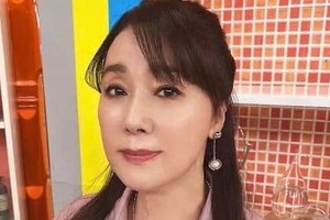 デビュー50周年浅野ゆう子（64）「相変わらず美脚」超ミニショーパン×ピンヒール姿　ファン絶賛