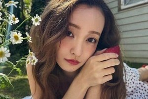 「こんなスタイルのいいママなんているのかな？」　板野友美、海バックに水着＆サングラスで髪なびかせる