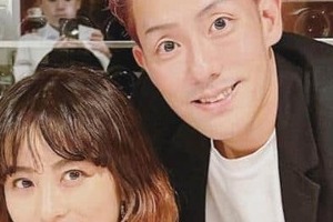 中村勘九郎の妻前田愛が裏ピースサインで「なかなか撮らない」夫婦写真投稿