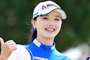 「モデルさんみたい」「綺麗すぎ」　中国人美女ゴルファー、タイトドレス姿で抜群スタイル披露
