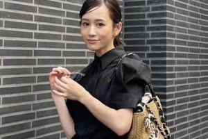 前田敦子の何気ないプライベートショット　息子の手が乱入して笑顔「あっちゃん可愛い」