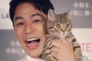 「2人並ぶと圧がスゴい」妻夫木聡、飛行機で偶然乗り合わせた人気俳優と機内でパシャリ「めっちゃ奇跡じゃん」