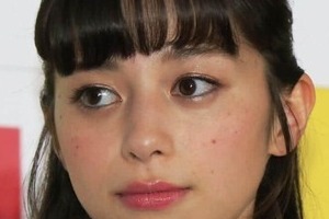 中条あやみ、ミニ丈シャツワンピで美脚あらわ...黒ストッキング合わせで大人スタイル