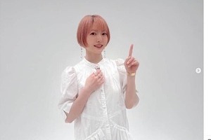 声優・花澤香菜、ピンクヘアー×オールホワイトコーデ　ネット興奮「天使みたい」「女神降臨」