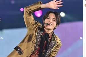 Travis Japan松倉海斗の「上裸」写真、松田元太が公開　「お腹かわいい」「カッコつけても可愛い」