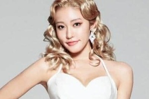 王林が雰囲気激変「美し過ぎる」「セクシー」　金髪巻き髪＆純白ホルターネックドレスで役作り