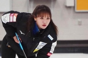 カーリング吉田知那美の「肉体美」すごい　鍛えられたウエストちら見え「スタイル良すぎ」