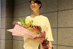 栗原恵、美脚すらりデニムコーデ　「足長ーい」「12頭身はあるんじゃない？」