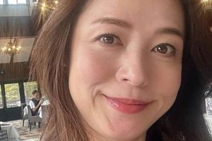 横山めぐみ（55）「軽井沢ゴルフ」ミニ丈ウェア＆ハイソックスで　「スタイル抜群」「超かわいい」