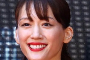 綾瀬はるかの「振り幅」に大混乱　黒ドレスでネット釘付け「大胆で上品」「美しすぎます」