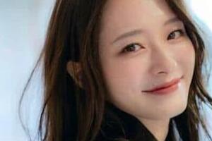 グラビア話題の元ミス東大・神谷明采、4姉妹の妹とパシャリ　「姉妹揃って美人で素敵すぎます」