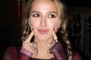 フィギュア五輪「金」ザギトワ、へそ出しラフコーデ　「最高に可愛くて魅力的」「お腹が美しい」