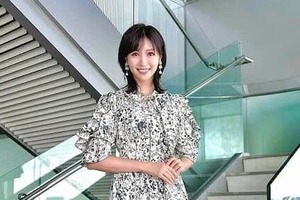 「女神降臨」横山ルリカ、色白太もも魅せミニスカゴルフウェア　「モフモフマフラーが冬らしくてかわいすぎ」