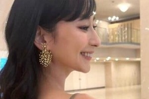 浅田舞、腰まで大胆ざっくり背中見せドレスで魅了　「ますますお綺麗」「立ち姿が実に美しい」