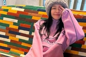 ビビアン・スー49歳、ショーパン×ロングブーツの圧倒的スタイル　「ステキ」「すごい可愛い」大絶賛