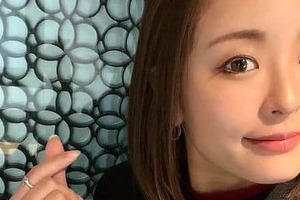 「どんどん色っぽく」夫は元カリスマホスト...12歳年下美人妻　タイトな蛇柄ワンピの艶姿にファン悶絶