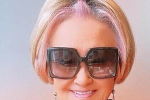 「85には見えません...」「びっくりな美しさ」　米在住の人気モデル母、近影に絶賛の嵐