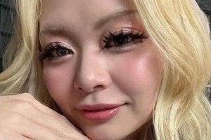 「美人過ぎ」ギャル芸人・エルフ荒川、黒髪ショット公開にファン困惑→歓喜　「誰？」「同一人物に見えない」