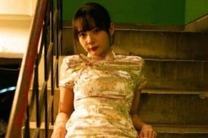 「役満ボディー」岡田紗佳、妖艶ポーズで太もも全開　「筋肉が素晴らしい」「脚長くてたまらない」ファンもん絶