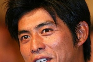 「いつまでもどこまでもかっこいい」　11年ぶり連ドラ復帰・坂口憲二、コーヒー片手に笑顔