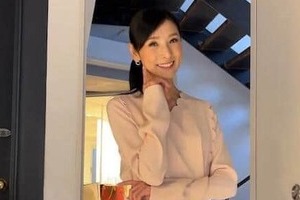 黒木瞳64歳、白レースのロングドレス艶姿にネット震撼　圧倒的オーラ「30代の時の写真ですか？」