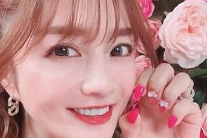 「綺麗すぎる」安西ひろこ46歳、背中ざっくり艶やかピンクドレスで誕生日「なんでそんな可愛いんですか」