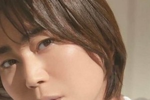 氷川きよし、「自前の白スーツ」立ち姿が圧倒的美しさ　ヴィトンのポーチ＆バッグを手に