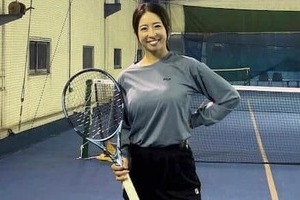 美女テニスプレーヤー園田彩乃、バキバキ背筋の衝撃ショット　ギャップに悶絶「カッコいい！」