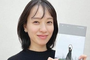 戸田恵梨香36歳、色気ダダ漏れショートヘアにイメチェン　美脚のぞくミニ丈ワンピで神スタイル披露